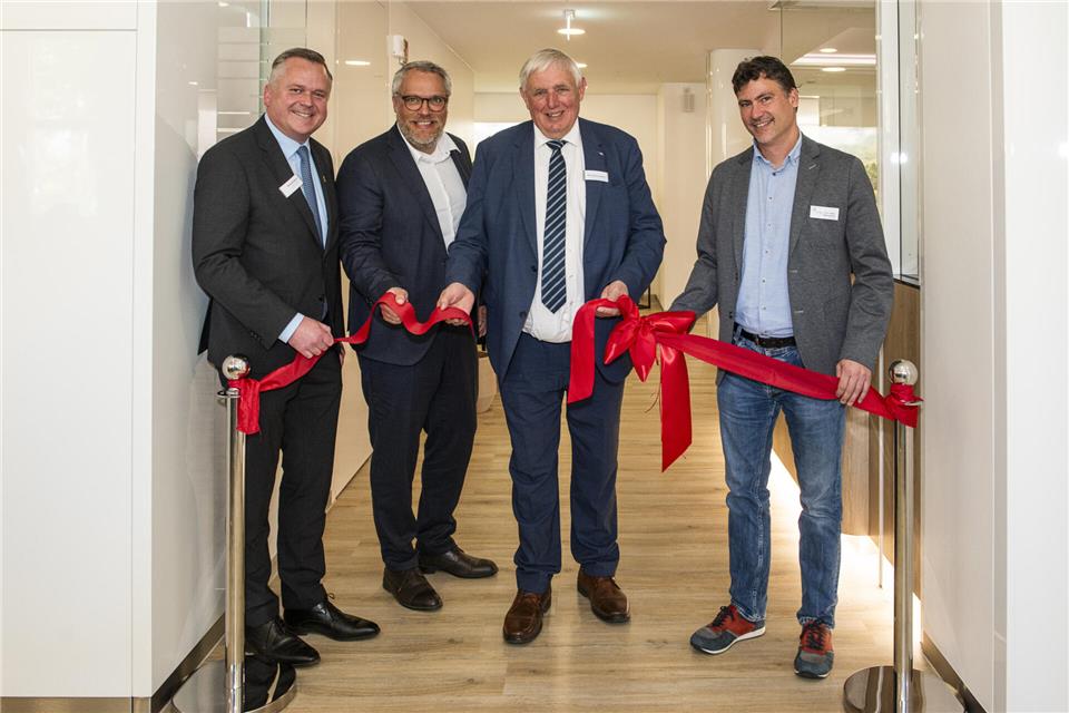 NRW-Gesundheitsminister Karl-Josef Laumann, Krankenhausleiter dr. med. (Univ. Bud.) Matthias Gerl, stellvertretender Landrat Michael Boland und der Technische Beigeordnete Thomas Hammwöhner eröffneten gemeinsam die neue stationäre Einheit der Augenklinik Ahaus im Rahmen eines symbolischen Banddurchschnitts.