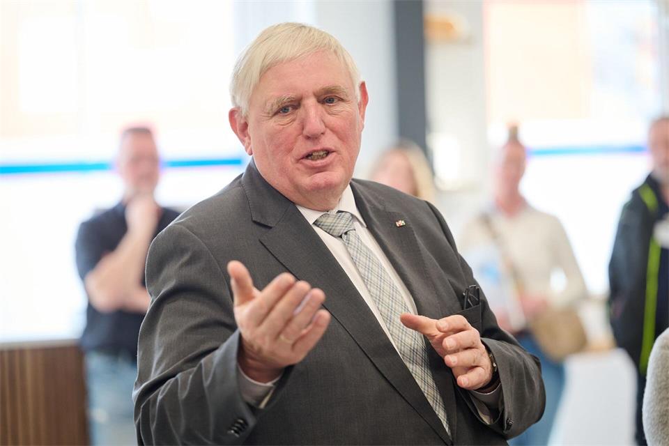NRW-Gesundheitsminister Laumann hält die Hitze für gefährlich. (Archivbild) Bernd Thissen/dpa
