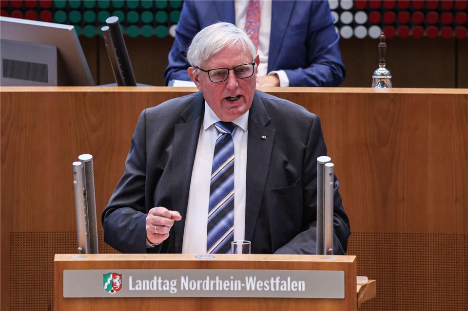 NRW-Gesundheitsminister Laumann warnt vor zu harten Sparmaßnahmen für die Kliniken. Oliver Berg/dpa