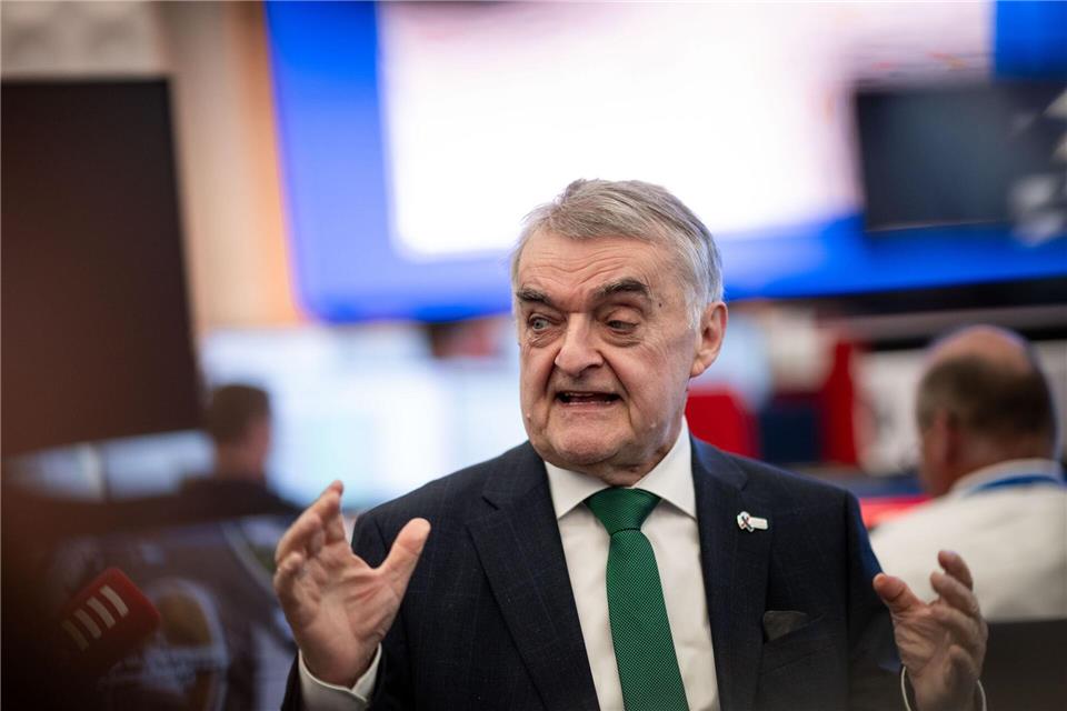 NRW-Innenminister Herbert Reul (CDU) bei der Eröffnung des International Police Cooperation Center zur Fußball-EM 2024 in Neuss. (Archivbild)Fabian Strauch/dpa