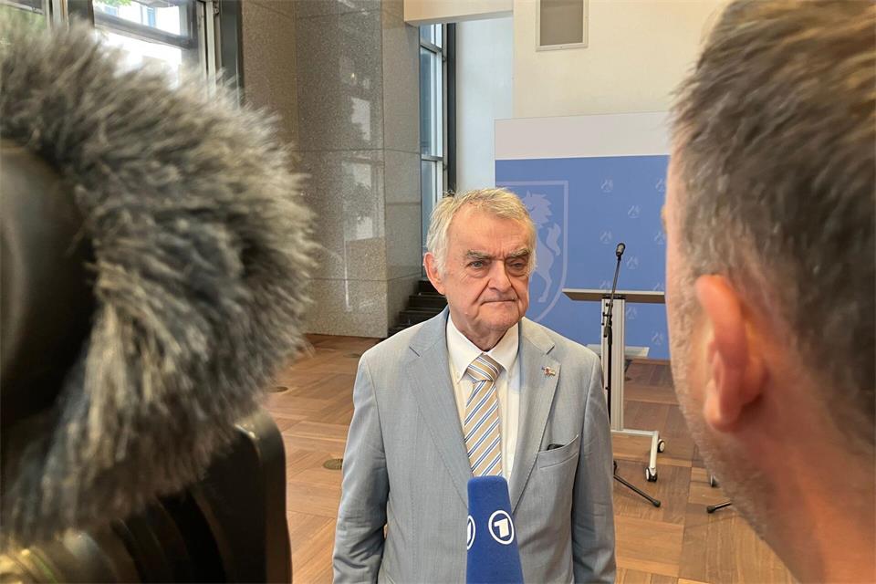 NRW-Innenminister Herbert Reul (CDU) fordert angesichts der Angriffe auf die Stromversorgung neue Debatten in der Gesellschaft.Volker Danisch/dpa