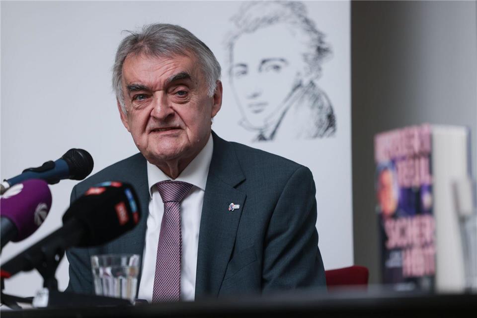 NRW-Innenminister Herbert Reul (CDU) hat sein erstes Buch vorgestellt.Oliver Berg/dpa