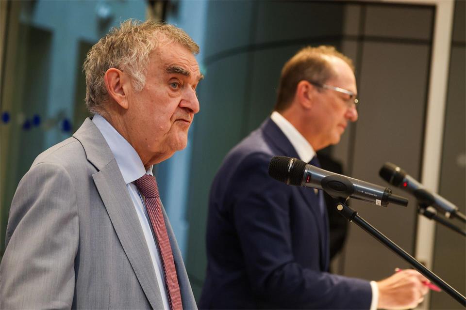 NRW-Innenminister Herbert Reul (CDU, links) trat an der Seite seines Amtskollegen aus Berlin, Bundesinnenminister Alexander Dobrindt (CSU), vor die Presse.Christoph Reichwein/dpa