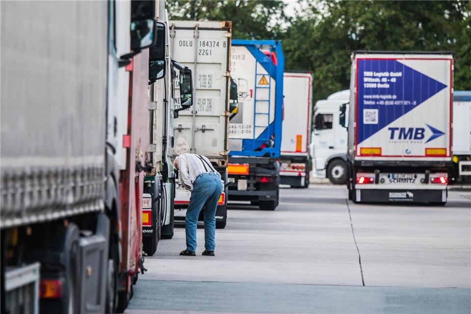 NRW-Innenminister Herbert Reul (CDU) macht sich Sorgen wegen überfüllter Lkw-Parkplätze an Autobahnen. (Symbolfoto)Andreas Arnold/dpa