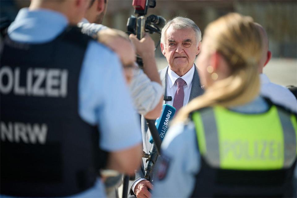 NRW-Innenminister Herbert Reul (CDU) spricht von einem Erfolg.Bernd Thissen/dpa