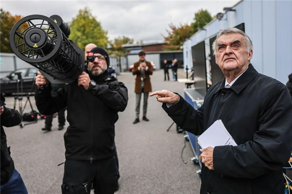 NRW-Innenminister Herbert Reul (CDU) verfolgte, wie ein Beamter mit einem Spezialgerät auf der Schulter ein Störsignal auf eine Drohne ausrichtete. Oliver Berg/dpa