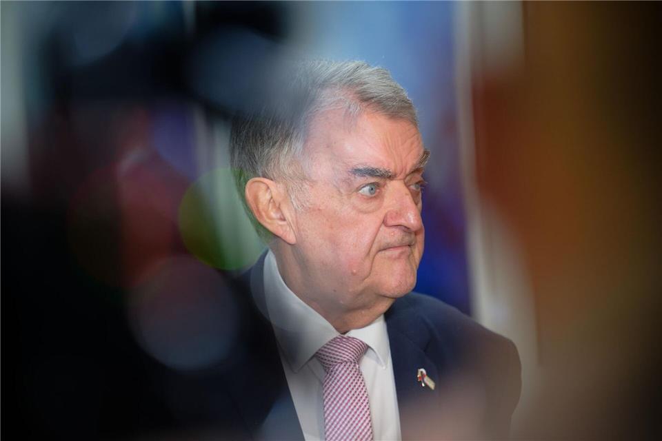 NRW-Innenminister Herbert Reul äußerte sich zum Vorfall in Bochum, bei dem ein Schuss auf eine Zwölfjährige fiel.Henning Kaiser/dpa