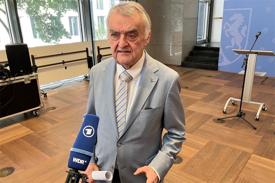 NRW-Innenminister Herbert Reul findet klare Worte. Volker Danisch/dpa