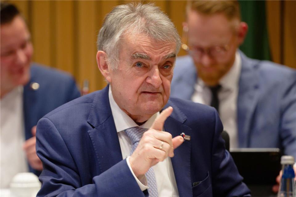 NRW-Innenminister Reul sieht eine Reihe von Fragen zum Sparkassen-Einbruch in Gelsenkirchen.Henning Kaiser/dpa