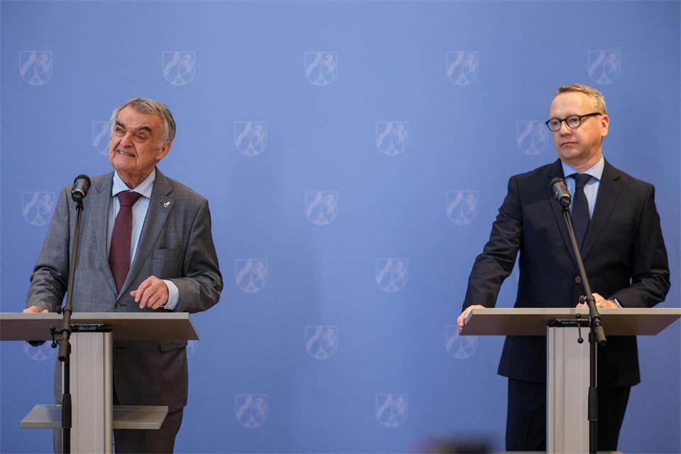 NRW-Justizminister Benjamin Limbach (Grüne) berichtete von geduldiger Detailarbeit, mit der die deutschen Ermittler dem russischen Hacker auf die Schliche gekommen seien.Christoph Reichwein/dpa