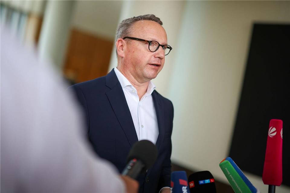 NRW-Justizminister Benjamin Limbach sagte in der Sondersitzung des Rechtsausschusses, dass er erst an dem Tag selbst um 8.31 Uhr von den Durchsuchungen erfahren habe.Christoph Reichwein/dpa
