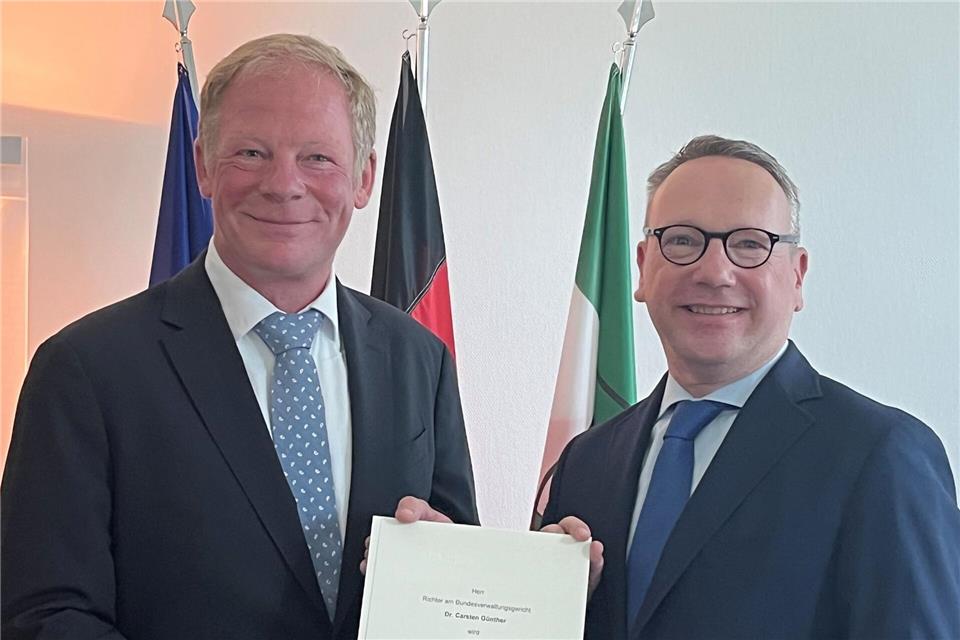 NRW-Justizminister Benjamin Limbach überreicht Carsten Günther die Ernennungsurkunde. Dirk Reuter/Ministerium der Justiz des Landes Nordrhein-Westfalen/dpa