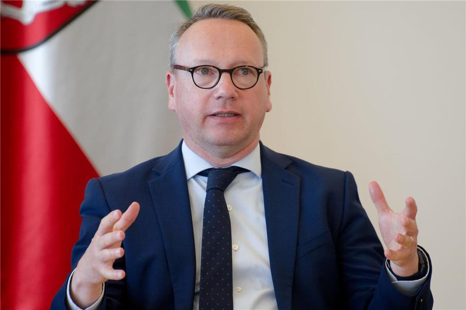 NRW-Justizminister Benjamin Limbach will auch juristisch schlagkräftig und konzentriert gegen Umweltsünder vorgehen. (Archivbild)Henning Kaiser/dpa