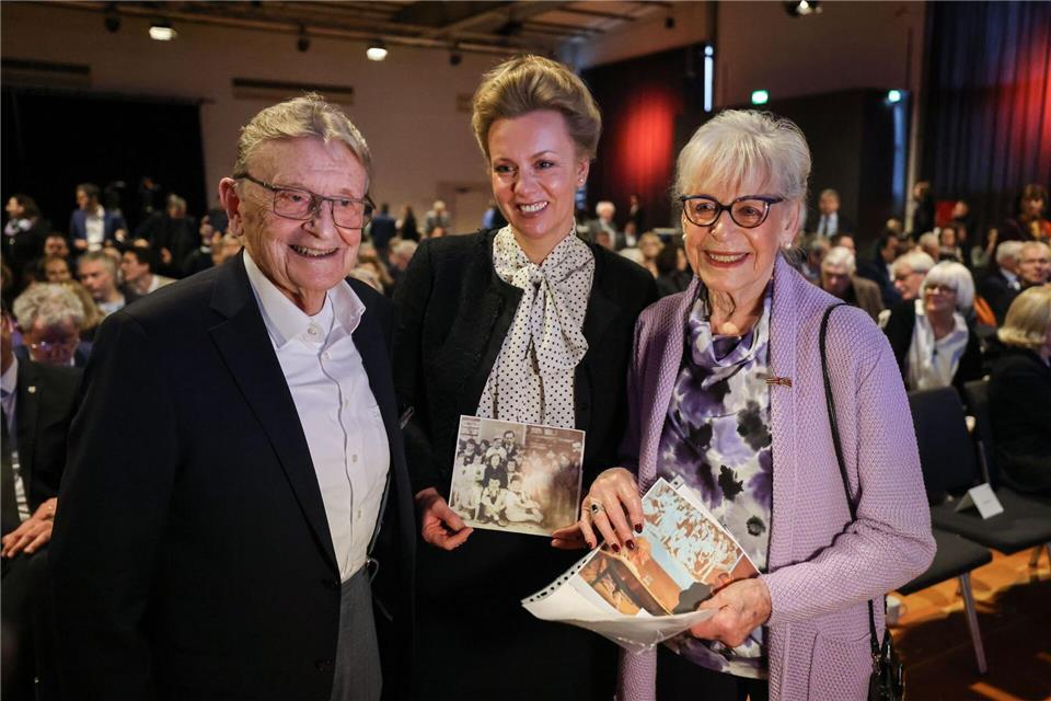 NRW-Kulturministerin Ina Brandes (Mitte) mit den Holocaust-Überlebenden Eva Weyl und Wolfgang Polak. Die beiden Zeitzeugen haben tagelang Fragen beantwortet, damit Ausstellungsbesucher bald mit ihren Hologrammen sprechen können.Oliver Berg/dpa