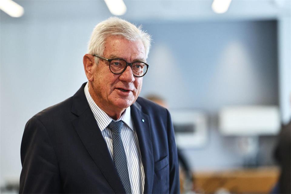 NRW-Metallpräsident Arndt G. Kirchhoff hat im Metall-Tarifstreit in der zweiten Verhandlungsrunde ein Angebot vorlegt. (Archivbild)Oliver Berg/dpa
