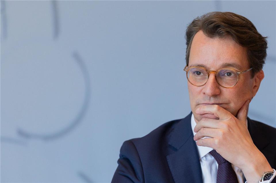 NRW-Ministerpräsident Hendrik Wüst (CDU) ärgert sich über die Krankenkassen.Rolf Vennenbernd/dpa