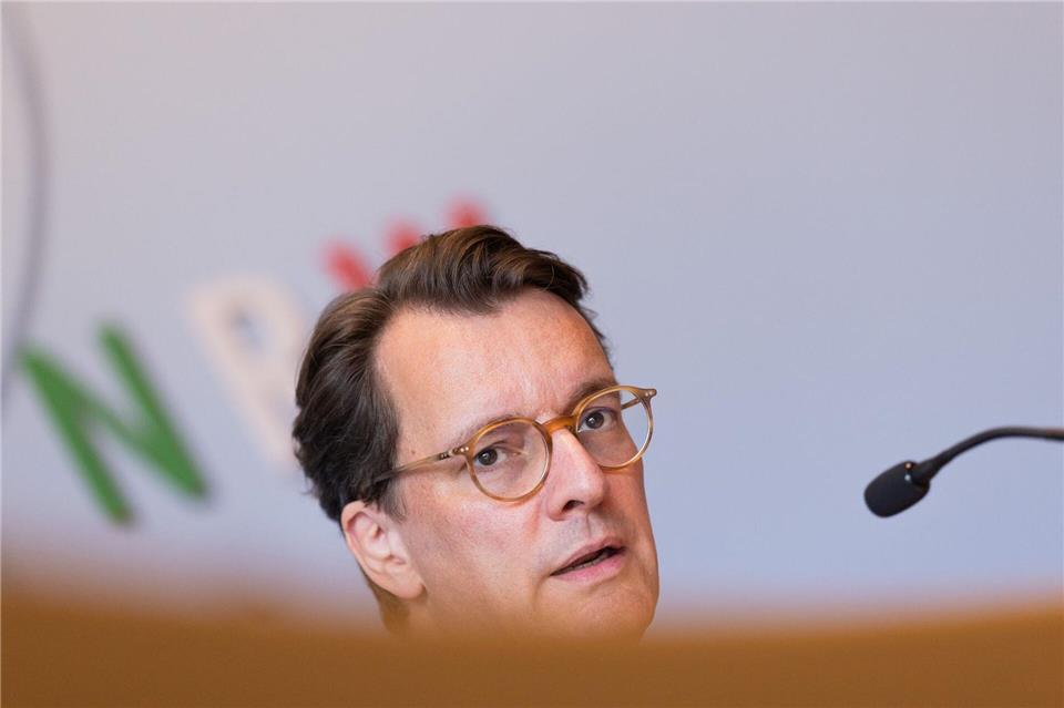 NRW-Ministerpräsident Hendrik Wüst (CDU) findet das Paket gut, hat aber eine kritische Anmerkung.Rolf Vennenbernd/dpa