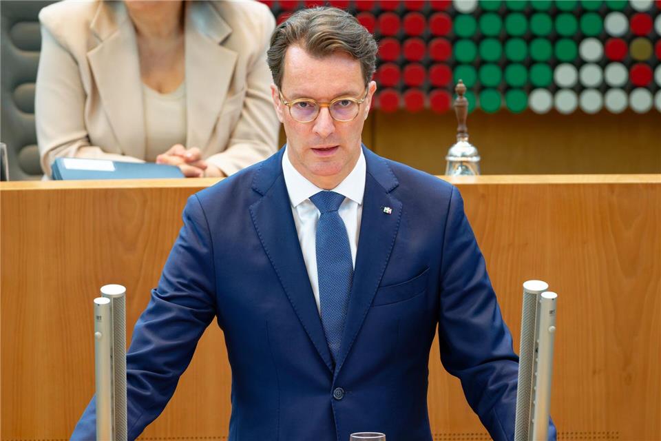 NRW-Ministerpräsident Hendrik Wüst (CDU) fordert auch die Einbeziehung der Länder bei den anstehenden Reformbeschlüssen. (Archivbild)Henning Kaiser/dpa