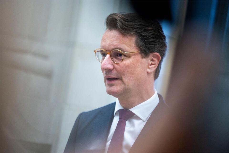 NRW-Ministerpräsident Hendrik Wüst (CDU) geht es nicht schnell genug bei der Rentenform. (Archivfoto)Christophe Gateau/dpa