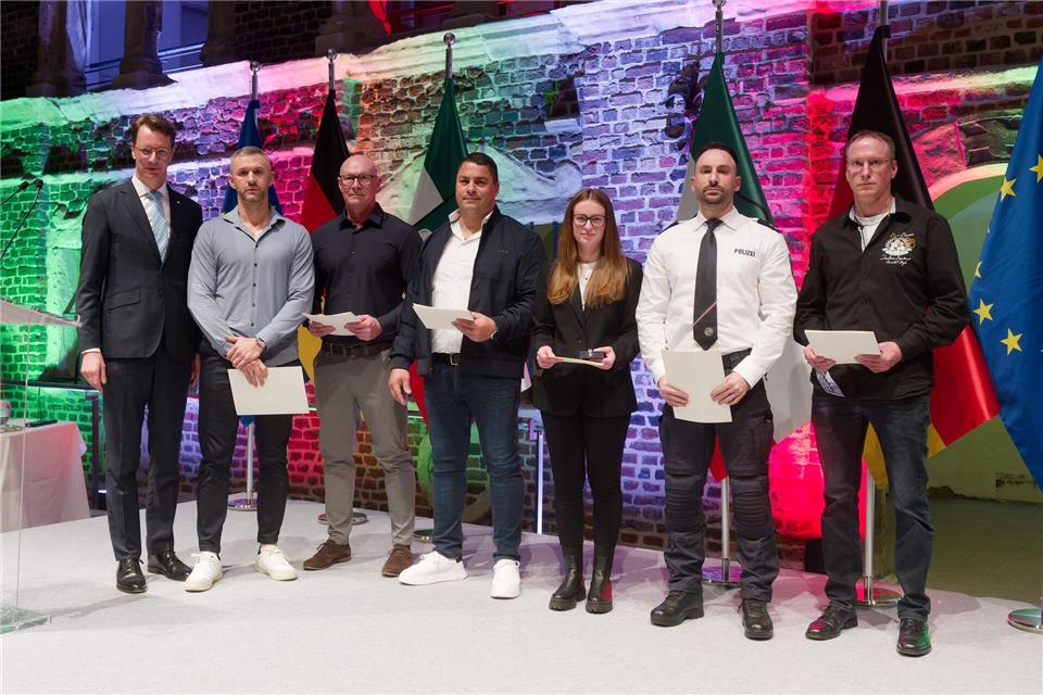 NRW-Ministerpräsident Hendrik Wüst (CDU) hat Einsatzkräfte mit der Rettungsmedaille des Landes ausgezeichnet, die im Mai 2023 Opfer eines Mordanschlages in einem Ratinger Hochhaus wurden. Nicht alle der Geehrten waren anwesend.Henning Kaiser/dpa