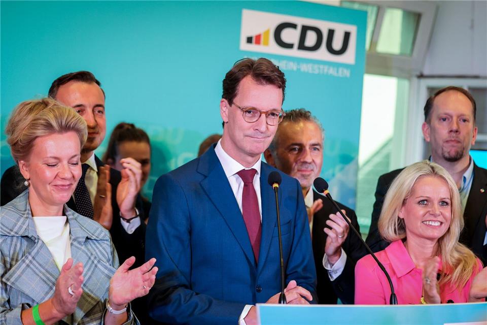 NRW-Ministerpräsident Hendrik Wüst (CDU) hat sich besorgt angesichts des starken Abschneidens der AfD geäußert, aber auch das Abschneiden der CDU gelobt.Christoph Reichwein/dpa