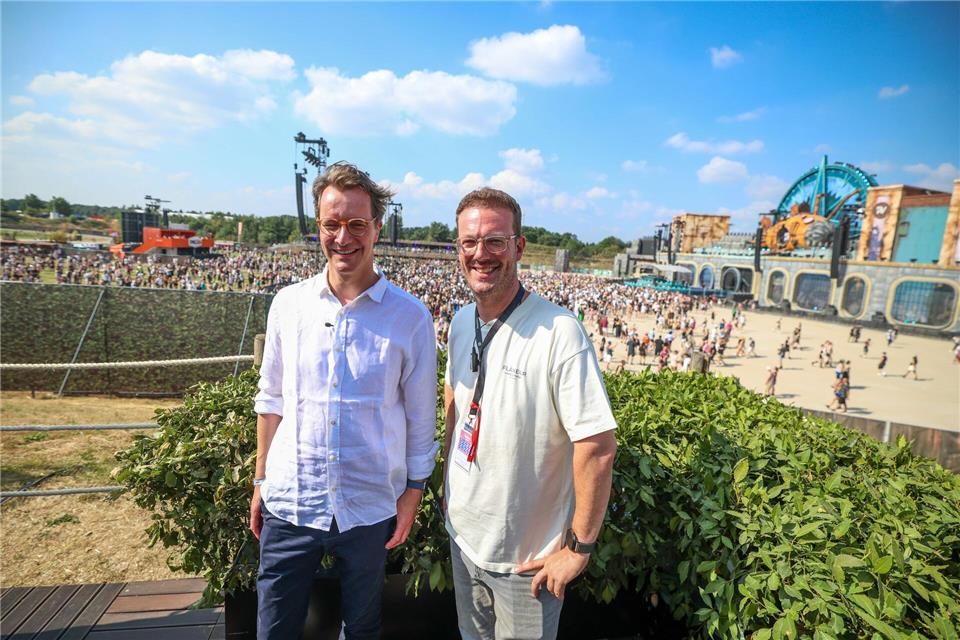 NRW-Ministerpräsident Hendrik Wüst (CDU, links) Parookaville-Chef Bernd Dicks stehen im VIP-Bereich vor der großen Hauptbühne. Christoph Reichwein/dpa