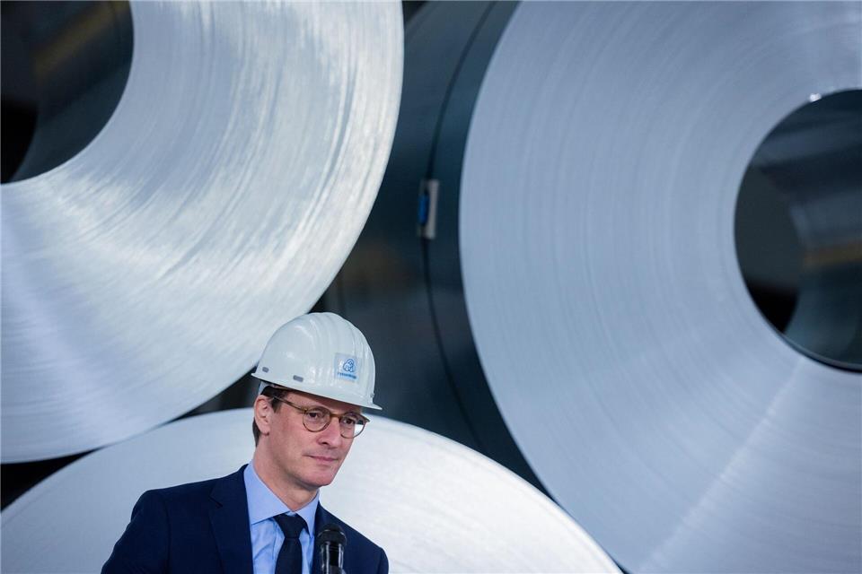 NRW-Ministerpräsident Hendrik Wüst (CDU) mahnt vor dem „Stahlgipfel“ deutliche Entlastungen der Unternehmen an. (Archivbild)Rolf Vennenbernd/dpa