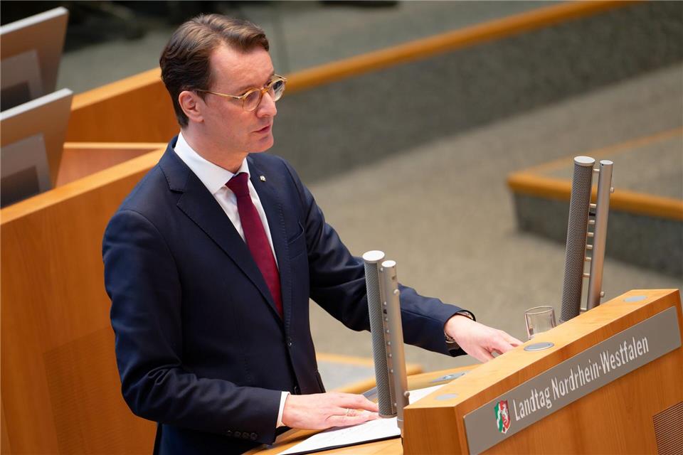 NRW-Ministerpräsident Hendrik Wüst (CDU) möchte den Menschen in der Krise Mut machen.Henning Kaiser/dpa