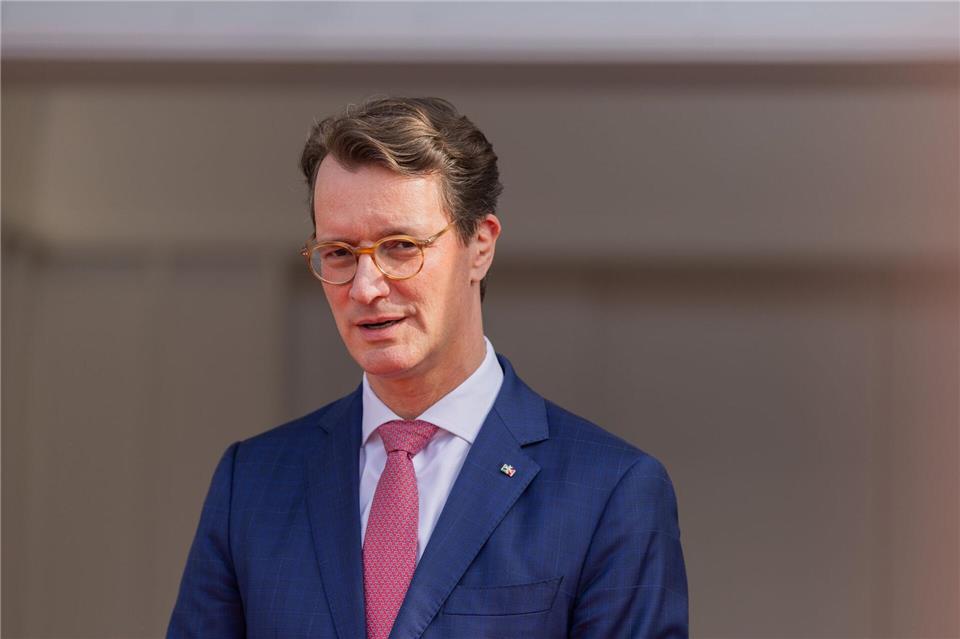 NRW-Ministerpräsident Hendrik Wüst (CDU) möchte die Beziehungen zwischen NRW und Schlesien auf gesellschaftlicher Ebene stärken. (Archivbild)Rolf Vennenbernd/dpa