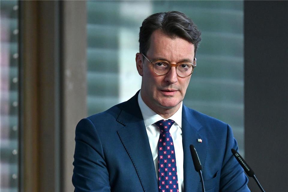 NRW-Ministerpräsident Hendrik Wüst (CDU) ruft die Menschen in NRW zum Zusammenhalt auf. (Archivbild)Elisa Schu/dpa