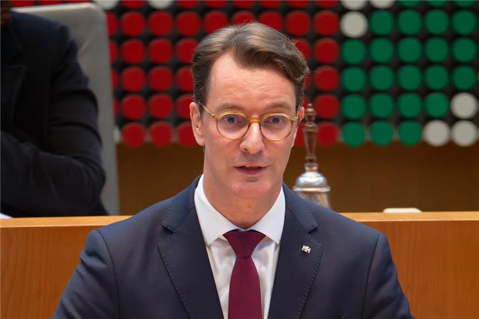 NRW-Ministerpräsident Hendrik Wüst (CDU) setzt auf den Zusammenhalt der Menschen in der Krise.Henning Kaiser/dpa