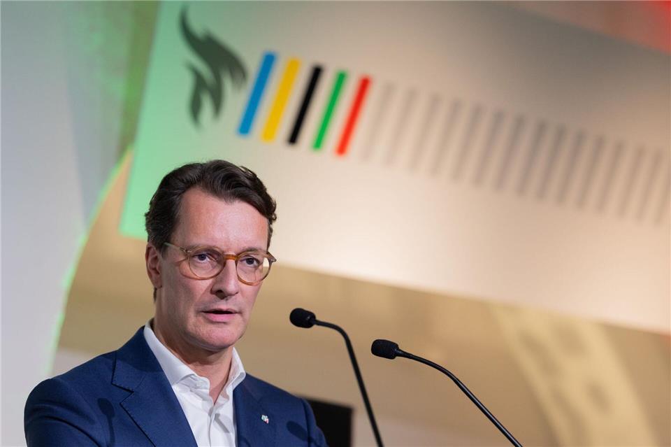 NRW-Ministerpräsident Hendrik Wüst (CDU) will Sportlern mehr Unterstützung verschaffen. (Archivbild)Rolf Vennenbernd/dpa
