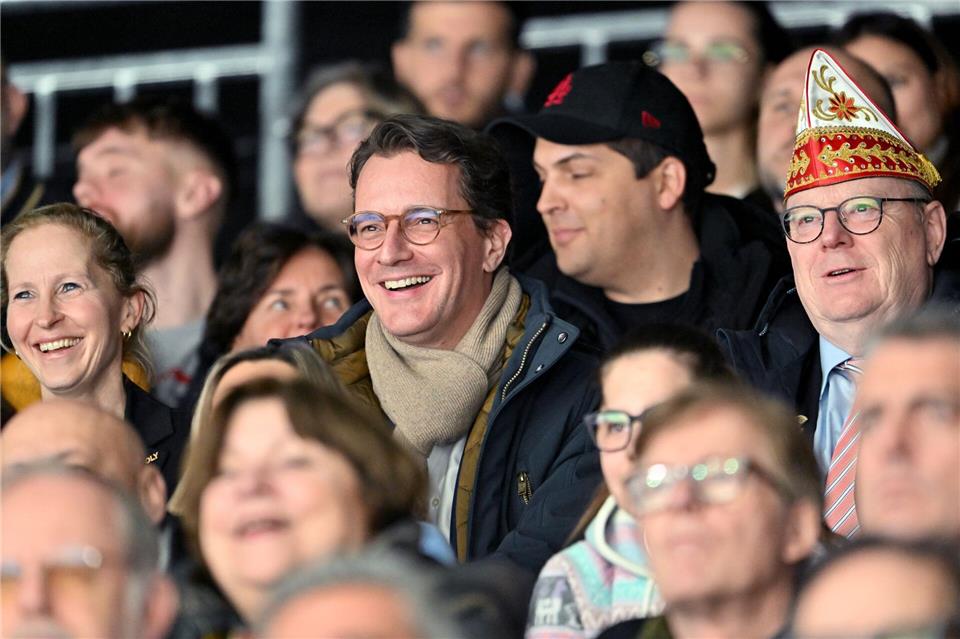 NRW-Ministerpräsident Hendrik Wüst (M.) erfreute sich am zerfahrenen SpielPeter Kneffel/dpa