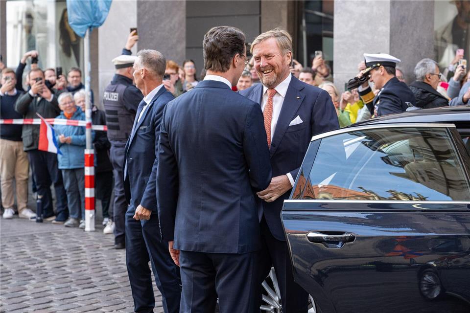 NRW-Ministerpräsident Hendrik Wüst begrüßt am Haus der Niederlande den niederländischen König Willem-Alexander. Guido Kirchner/dpa