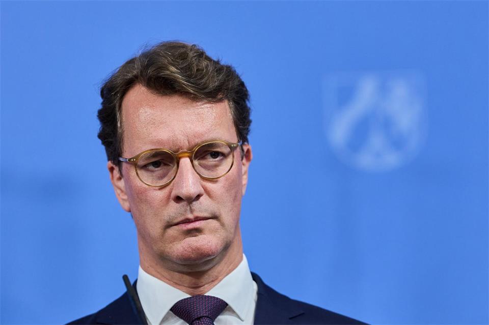 NRW-Ministerpräsident Hendrik Wüst fordert rasche Senkung der Stromsteuer für alleRolf Vennenbernd/dpa