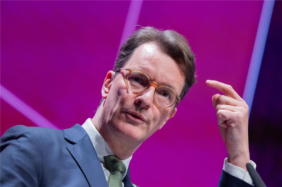NRW-Ministerpräsident Hendrik Wüst ist für ein starkes Beamtentum. Rolf Vennenbernd/dpa