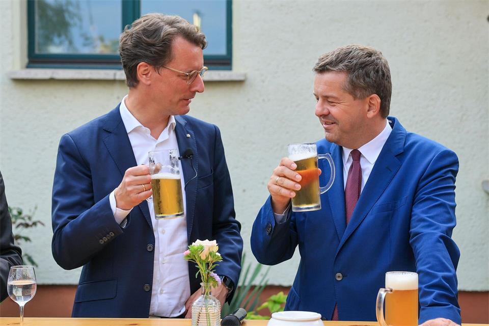 NRW-Ministerpräsident Hendrik Wüst (l) unterstützte seinen CDU-Kollegen Sven Schulze im Wahlkampf in Sachsen-Anhalt - nach der Niederlage fordert er nun eine Bund-Länder-Arbeitsgruppe zum verfassungsrechtlichen Umgang mit der AfD und möglichen Folgen. (Archivbild)Jan Woitas/dpa