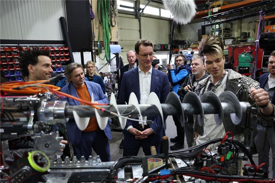 NRW-Ministerpräsident Hendrik Wüst lässt sich von den „Ehrlich Brothers“ die Werkstatt der Zauberer zeigen. Friso Gentsch/dpa