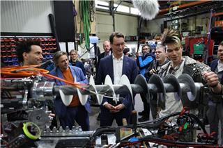 NRW-Ministerpräsident Hendrik Wüst lässt sich von den „Ehrlich Brothers“ die Werkstatt der Zauberer zeigen. Friso Gentsch/dpa