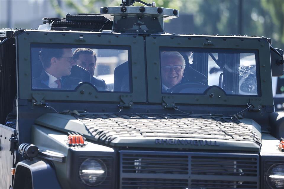 NRW-Ministerpräsident Hendrik Wüst (links) mit Rheinmetall-Chef Armin Papperger beim Besuch eines Rheinmetallstandorts in Weeze, wo Bauteile für den Kampfjet F-35 gefertigt werden. (Archivbild)Oliver Berg/dpa