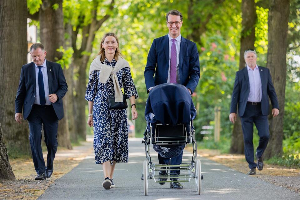 NRW-Ministerpräsident Hendrik Wüst präsentiert sich schon mal mit Frau und Kinderwagen - doch als Kanzler werde ihm das nicht helfen, warnt Harald Schmidt (Archivbild). Rolf Vennenbernd/dpa