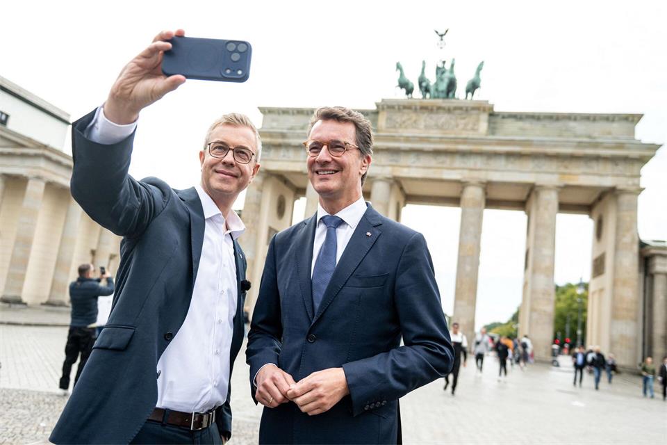 NRW-Ministerpräsident Hendrik Wüst (re.) und Berlins CDU-Spitzenkandidat Stefan Evers waren gemeinsam im Wahlkampf unterwegs. Fabian Sommer/dpa