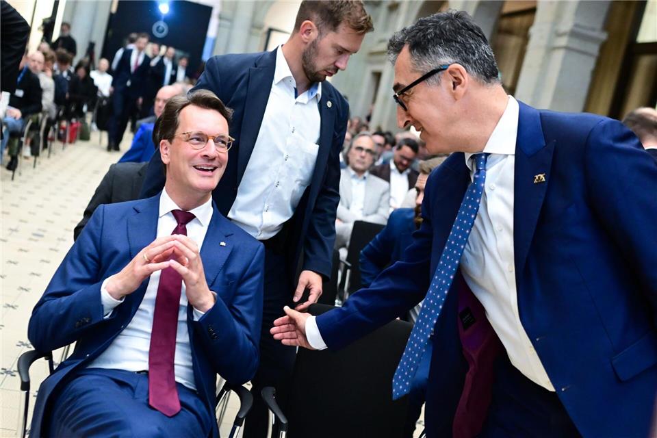 NRW-Ministerpräsident Hendrik Wüst und sein Stuttgarter Amtskollege Cem Özdemir beim Zwischenfazit zur Staatsmodernisierung in Berlin. Sebastian Christoph Gollnow/dpa