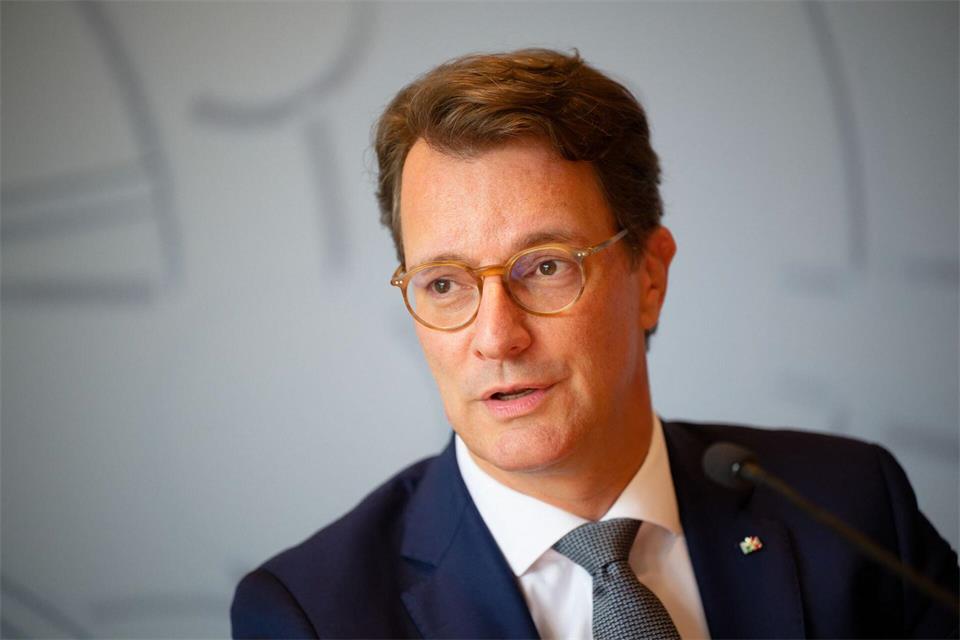NRW-Regierungschef Hendrik Wüst (CDU) stärkt Kanzler Merz den Rücken.Henning Kaiser/dpa