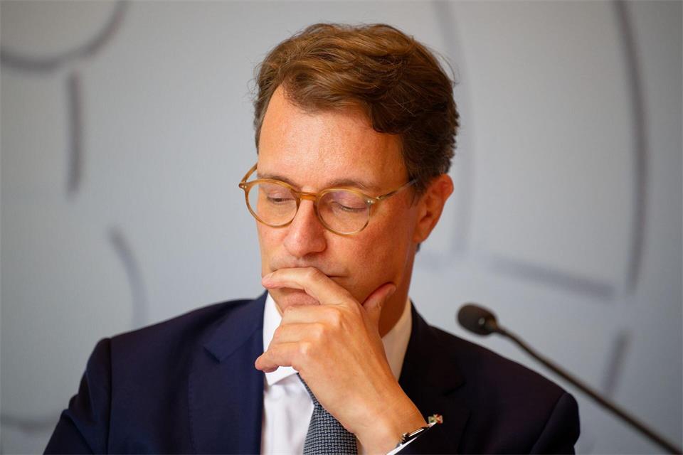 NRW-Regierungschef Hendrik Wüst (CDU) überlegt.Henning Kaiser/dpa