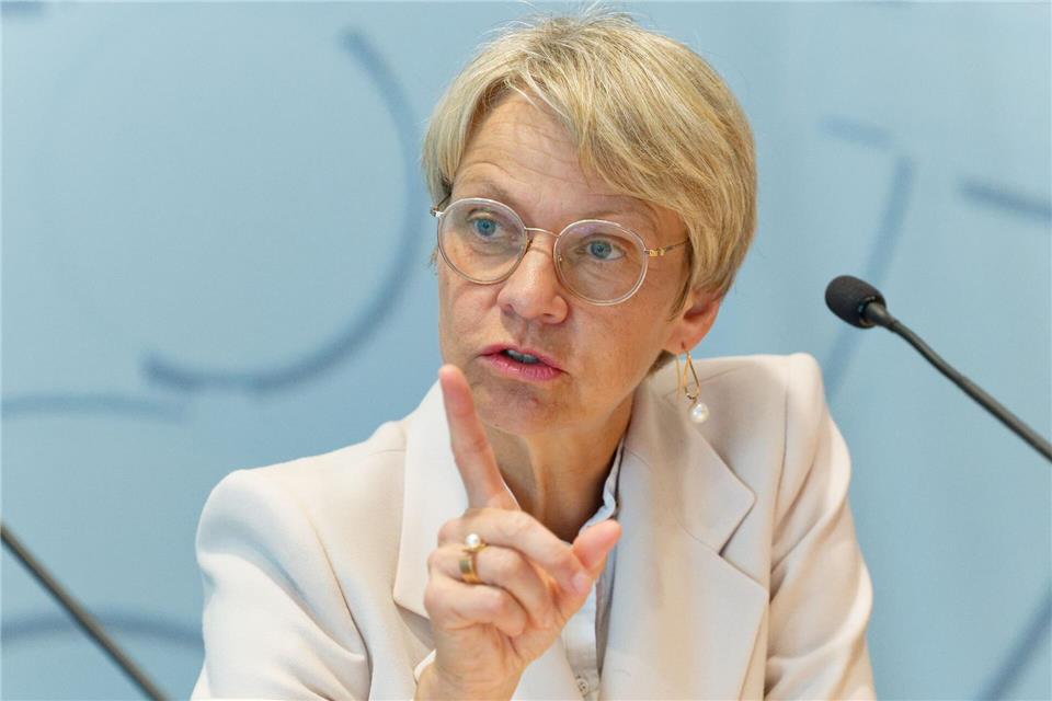 NRW-Schulministerin Dorothee Feller (CDU). Ihr Ministerium weist auf die Schulpflicht trotz angekündigter Warnstreiks im Nahverkehr hin. (Archivbild)Henning Kaiser/dpa