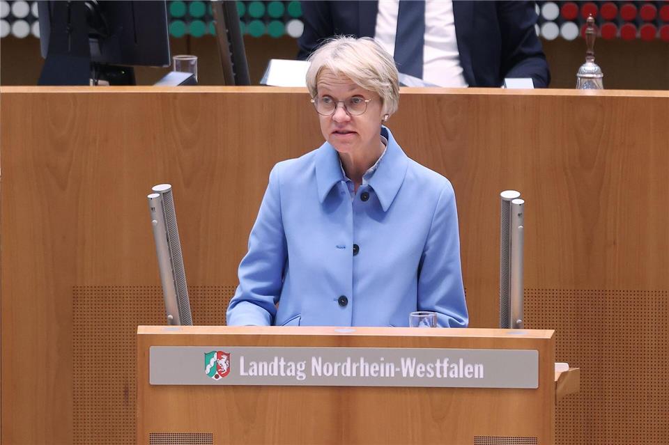 NRW-Schulministerin Dorothee Feller (CDU) lässt den Vorwurf der Vernachlässigung der Bildungsinvestitionen nicht auf sich sitzen. (Archivbild)David Young/dpa