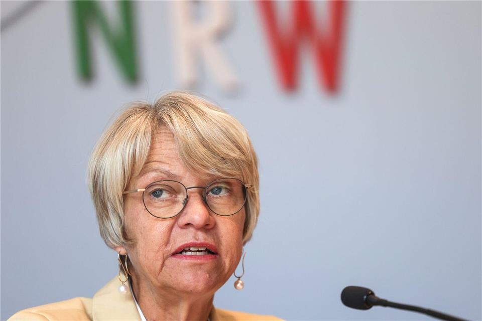 Ministerin: Berufskolleg bekommt nach Messerattacke Hilfe NRW-Schulministerin Dorothee Feller (CDU) sichert dem betroffenen Berufskolleg nach einer Messerattacke Hilfen zu. (Archivbild)Oliver Berg/dpa