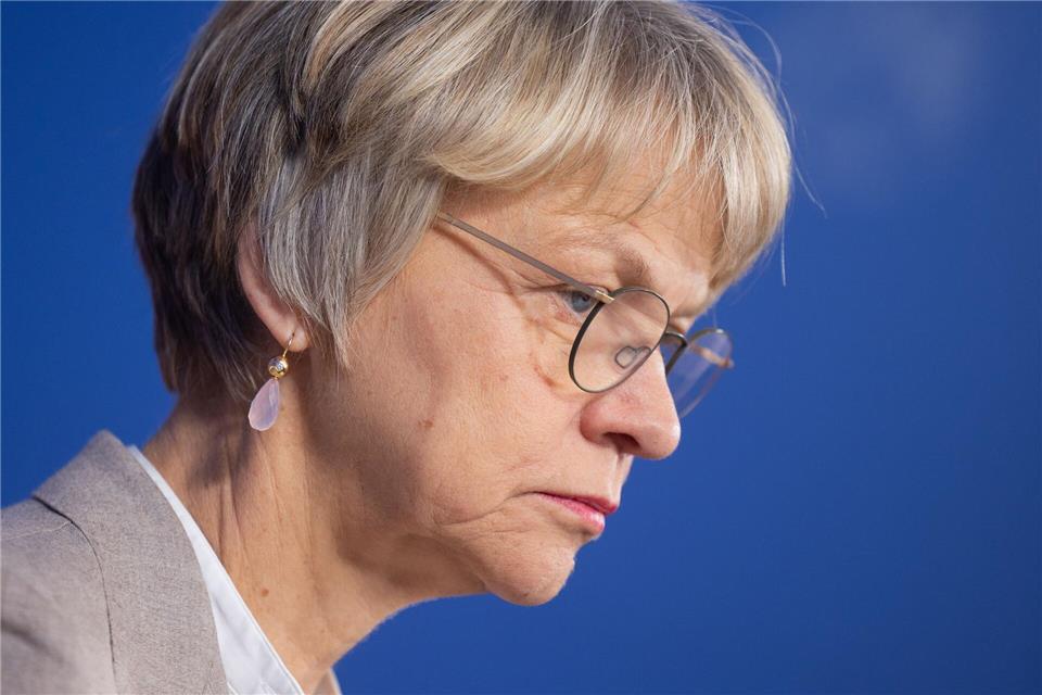 NRW-Schulministerin Dorothee Feller (CDU) sichert den betroffenen Schulen Unterstützung zu. (Archivbild)Rolf Vennenbernd/dpa