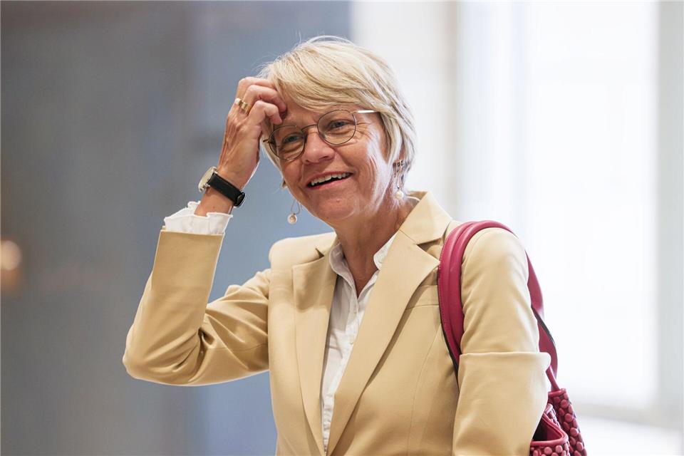 NRW-Schulministerin Dorothee Feller wurde mit ihrer Namensvetterin Dorothee Bär verwechselt. (Archivbild)Oliver Berg/dpa